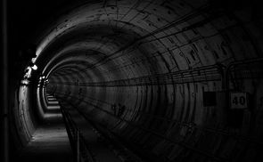 Dunkler Tunnel