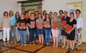 Die Absolventinnen der ersten Ausbildung zur SPIEGEL-Lernlotsin
