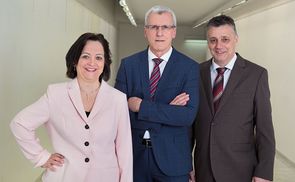 V. l.: Vizerektorin Mag.a Berta Leeb, Rektor Mag. Franz Keplinger und Vizerektor Dr. Alfred Klampfer