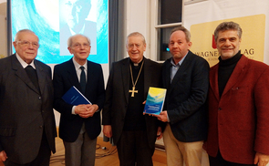 V. l.: Bischof em. Dr. Maximilian Aichern OSB, Dr. Josef Kagerer (Autor), Diözesanbischof Dr. Ludwig Schwarz SDB, Mag. Bernhard Kagerer (Grafik & Layout), DDr. Helmut Wagner (Verleger)