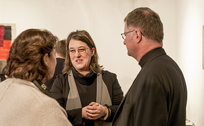 Gabriele Eder-Cakl mit Bischof Manfred Scheuer beim Gedenknachmittag anlässlich des 103. Geburtstags von Franziska Jägerstätter im Haus der Frau.