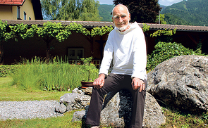 Bruder David Steindl-Rast erhebt die Dankbarkeit zum Lebensprinzip. In „Dankbarkeitsrunden“ lässt sich dies durch Impulse von anderen praktizieren.